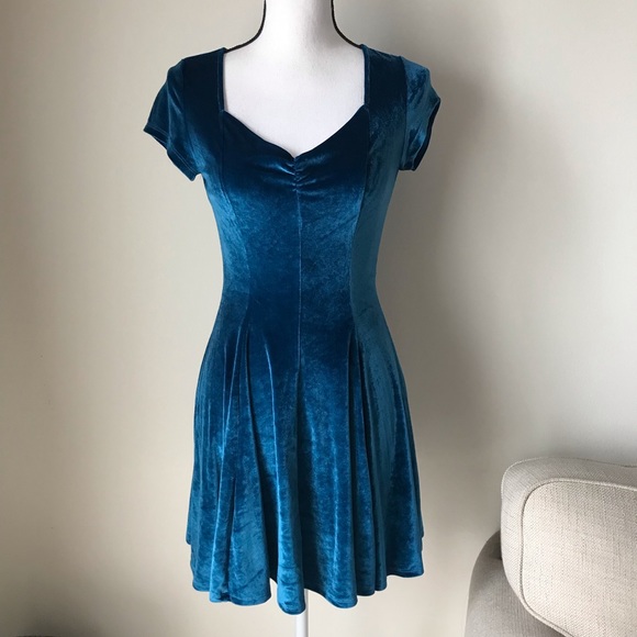 Urban Outfitters Dresses & Skirts - UO Kimchi Blue Dahlia Sweetheart Velvet Dress